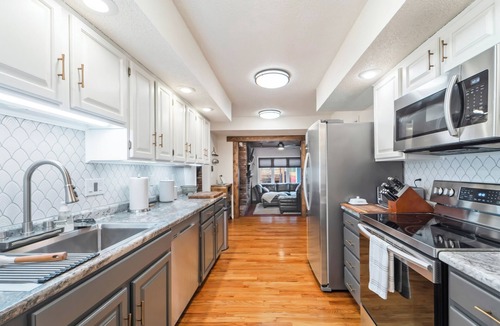 Windsor Heights House | The Love Shack | Spacious Family Getaway 5BR/3BA 10 Mins to Downtown