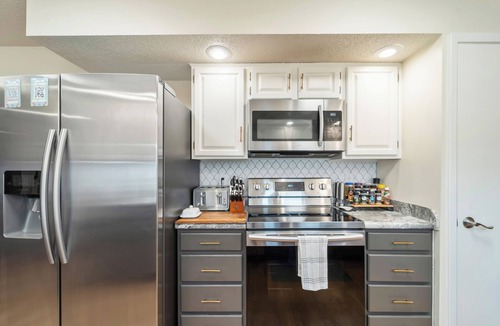 Windsor Heights House | The Love Shack | Spacious Family Getaway 5BR/3BA 10 Mins to Downtown