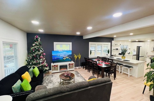 Des Moines House | The Lux Lodge, Hot Tub, Game Room, Movie Theatre, Two Fire pits, Foosball.