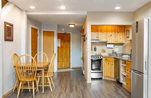 Lakeside Village Condo | The Mall 1429 1 Bedroom Condo