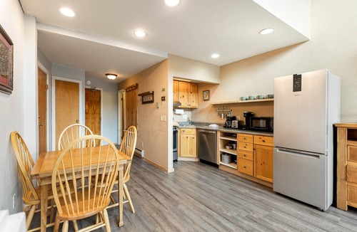 Lakeside Village Condo | The Mall 1429 1 Bedroom Condo