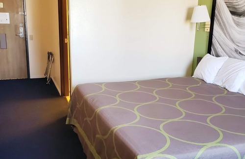 Vernal Hotel | The Non-Smoking King Room