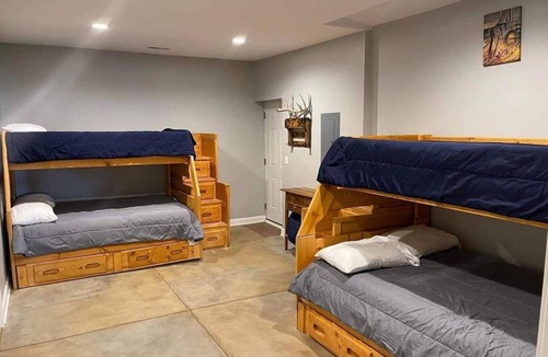 Emporia Cabin | "The Oaks" a country retreat just 2 miles away from town.