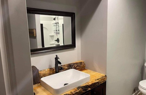 Emporia Cabin | "The Oaks" a country retreat just 2 miles away from town.