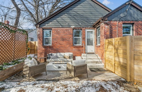 College Hill House | The Oliver House - 3 King Beds - Walk to Bars & Shopping - Indoor Gym & Fire Pit