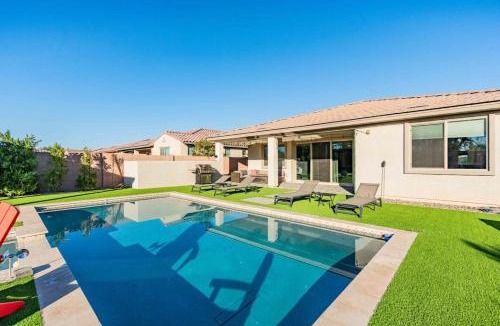 Glendale House | The One Glendale Pool & Spa State Farm