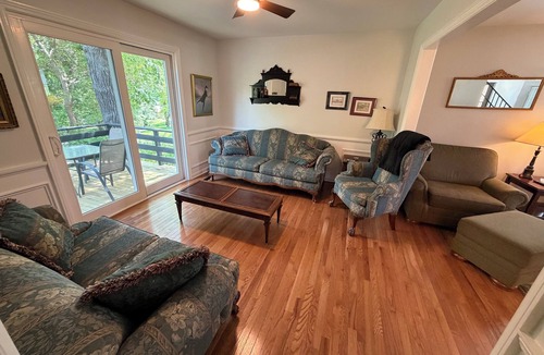 Dyersville House | The Pillars - A Getaway for the Whole Group