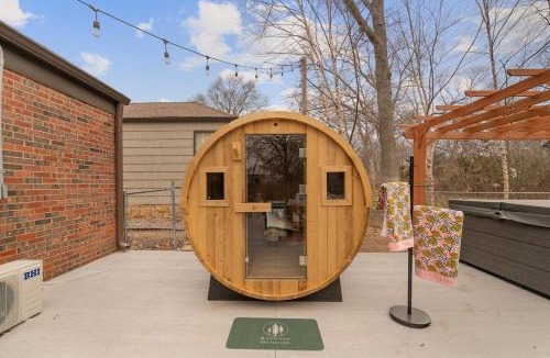 Overland Park House | The Prairiehaven 16 Guests, Arcade, Hot Tub, Sauna, Fire Pit