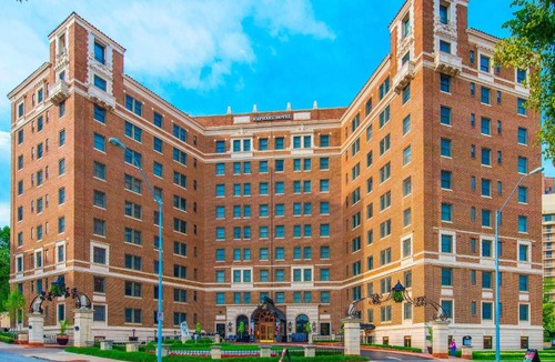 Country Club Plaza Area Hotel | The Raphael Hotel, Autograph Collection