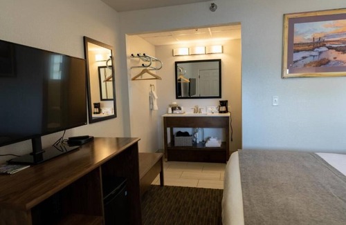 Saratoga Hotel | The Riviera Motor Lodge