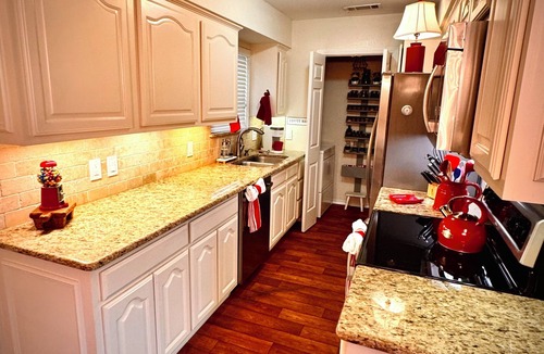 McKinney House | The Rustic Chandelier- 3 bedrooms 2 1/2 baths, full kitchen, 4 TV's and WIFI