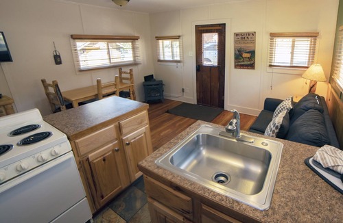 Estes Park Cabin | The Sheriff's House is a rustic and cozy 1 bedroom cabin close to National Park