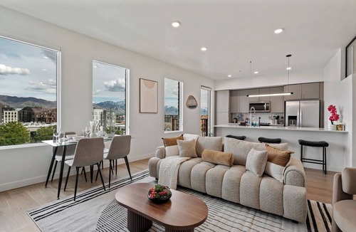 People's Freeway Apartment | The Silo Park by Stylish Stays