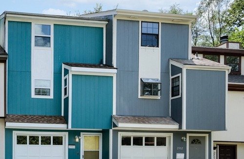Shawnee Heights House | The Teal Townhouse Near KU Med and Central to Many KC Landmarks/Attractions