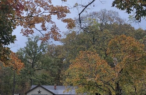 New Eucha Cabin | The Wilderness Romance Retreat - Cave , Luxury Hot Tub, Hiking ,420-friendly !