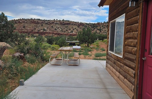 Apple Valley Cabin | The Woody Cabin in Southern Utah, 39 Mi from Zion.