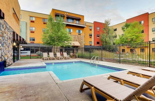 Sioux City Hotel | Theme Suite, Whirlpool, Stoney Creek, Dry Bar, Fireplace near 3rd St Attractions