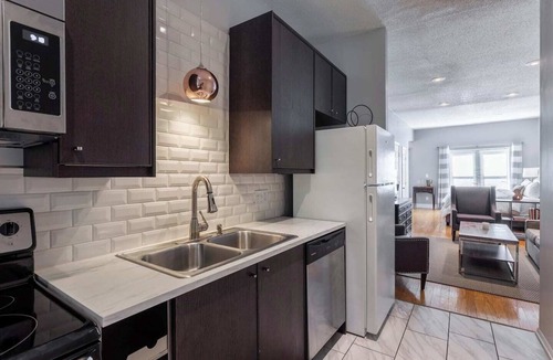 Southmoreland House | This house is a 2 bedroom(s), 2 bathrooms, located in Kansas City, MO.