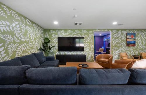 North Mountain House | This is it - Great Location -13 Beds - Pool - Gym