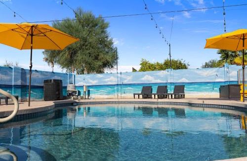 North Mountain House | This is it - Great Location -13 Beds - Pool - Gym