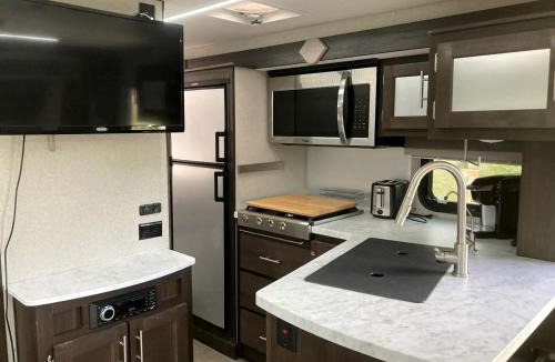 Santa House | Tiny Caravan Great for Couples with Landscape Views in Idaho