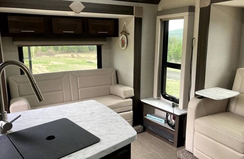 Santa House | Tiny Caravan Great for Couples with Landscape Views in Idaho