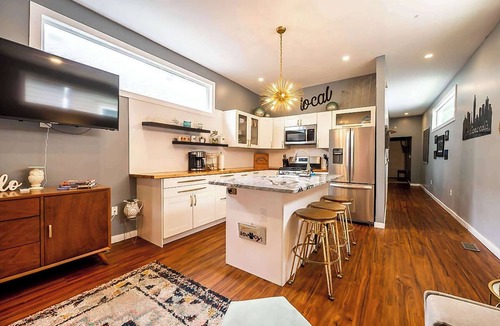 Fountain Square House | Tiny Home | King Bed | Patio | BBQ