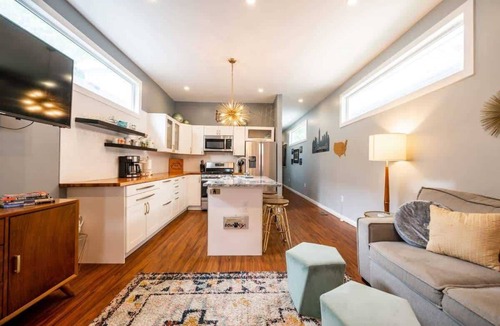 Fountain Square House | Tiny Home | King Bed | Patio | BBQ
