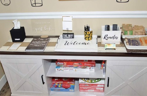 Fort Riley House | TNT Sunflower Retreat - Milford Lake, Ft Riley, K-State