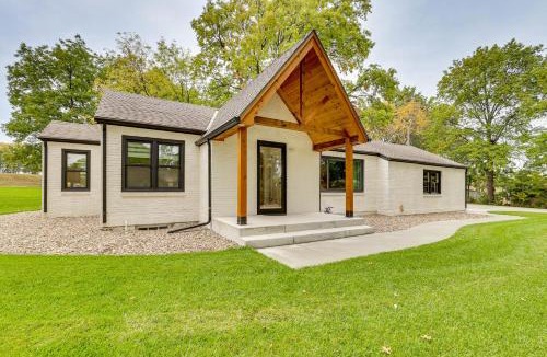 Pauline House | Topeka Farmhouse Hideaway: 5 Mi to Downtown!