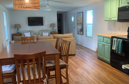 Cedar Point House | Tranquil 2-bedroom mobile home minutes from Emerald Isle and Swansboro