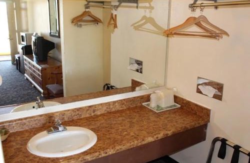 Craig Hotel | Travelers Inn & Suites