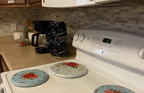 Coffeyville House | Trendy home with a scenic back porch, fish, golf pickle ball and more