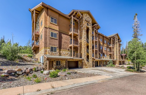 Brian Head Condo | Two-level condo w/mountain view, jetted tub, balcony & gas grill