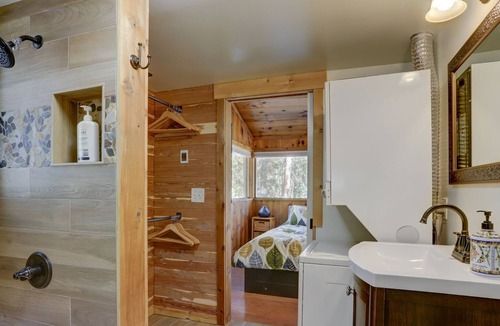 Black Hawk Apartment | Two Wolves Cabin ~ Ski, Chill, Unwind!