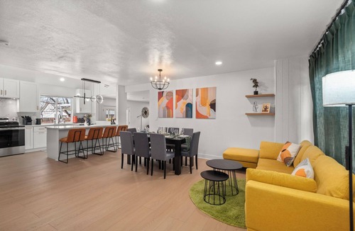 Lamar Heights Area House | Ultimate Family Retreat: Backyard, Games & Comfort