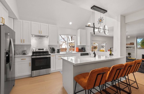Lamar Heights Area House | Ultimate Family Retreat: Backyard, Games & Comfort