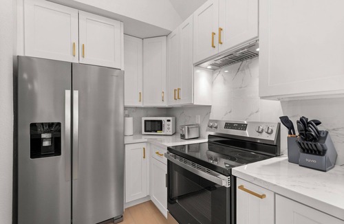 Lamar Heights Area House | Ultimate Family Retreat: Backyard, Games & Comfort