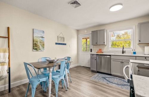 Colington House | Unit 2-Walk/Bike to Beach! Bikes Included!