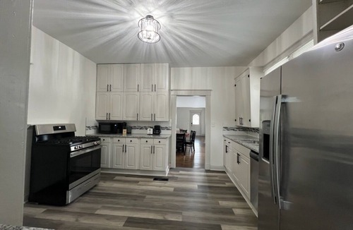 Independence House | Updated 3-bedroom historic house in welcoming Independence with AC
