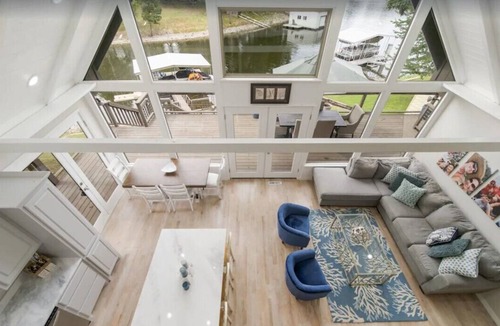 Cleora House | Updated lakefront home w/ boat dock near Shangri La!