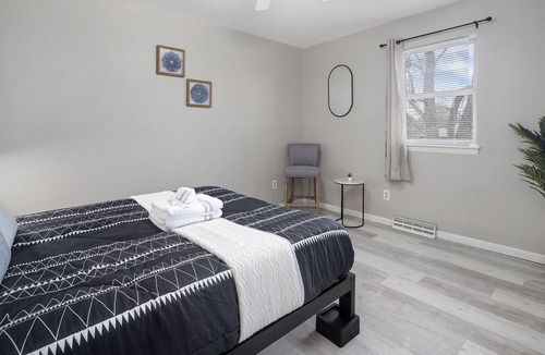 Brookline Station Apartment | ✵ Upscale 2BR/2BA Apt - South Springfield ✵