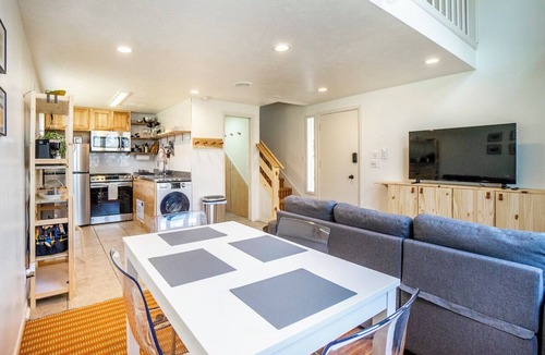 Aksarben - Elmwood Park House | Urban Oasis w/Hot Tub - Cozy Stylish Loft