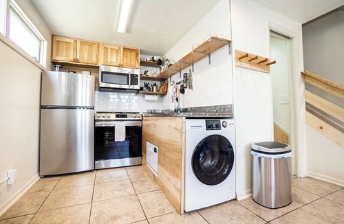 Aksarben - Elmwood Park House | Urban Oasis w/Hot Tub - Cozy Stylish Loft