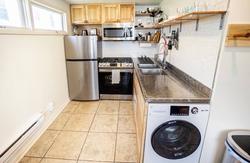 Aksarben - Elmwood Park House | Urban Oasis w/Hot Tub - Cozy Stylish Loft