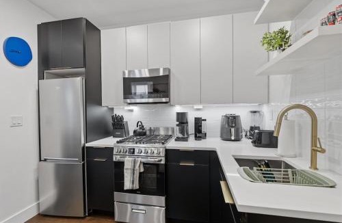 Rawlins County Apartment | Vibrant 2BR Near MetLife with NYC Access and Parking