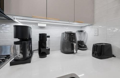 Rawlins County Apartment | Vibrant 2BR Near MetLife with NYC Access and Parking