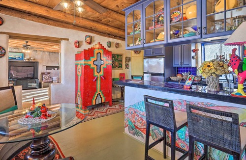 Arroyo Hondo House | Vibrant 'Casa Coyote' Near John Dunn Bridge!