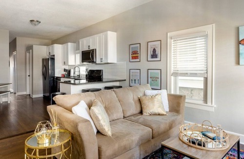 Riverview House | Vibrant Strawberry Hill * Walk to BBQ * Long Stays