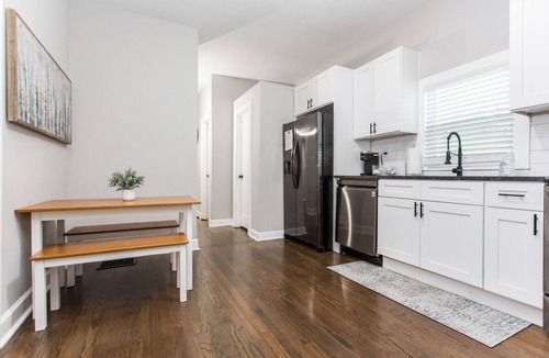 Riverview House | Vibrant Strawberry Hill * Walk to BBQ * Long Stays